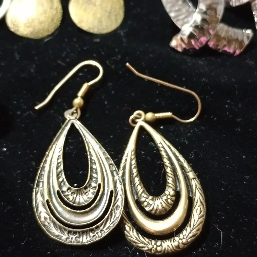 Lot of 15 pair of nice vintage costume earrings and modern earrings (E001)